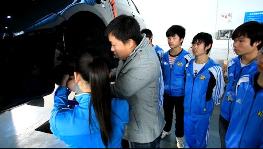 學(xué)汽車運(yùn)用與維修專業(yè)去哪里？來德州躍華學(xué)校吧