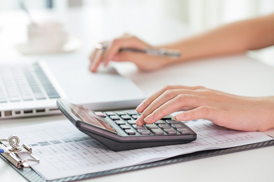 攝圖網(wǎng)_500123186_會計使用計算器特寫(企業(yè)商用) 攝圖網(wǎng)_500123186_會計使用計算器特寫(企業(yè)商用)