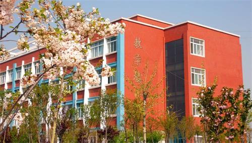 山東工業(yè)技師學(xué)院教學(xué)設(shè)施完善嗎？生活環(huán)境怎么樣？