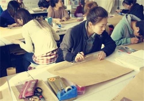 秦皇島東方服裝學校正規(guī)嗎？有什么教學方式？