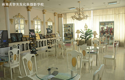 青島哪里學(xué)化妝有前途？