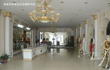 去青島化妝學校學化妝多久能學會？