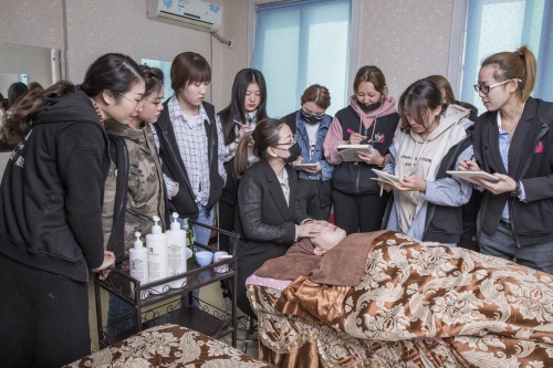 威海以琳國際形象設(shè)計學校7月份鉅惠活動等你來...