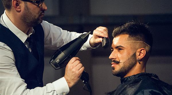 在唐山想成為資深發(fā)型師去哪里學(xué)？