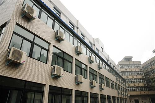 鄭州有學(xué)服裝設(shè)計(jì)的學(xué)校嗎？是校企合作專業(yè)嗎？