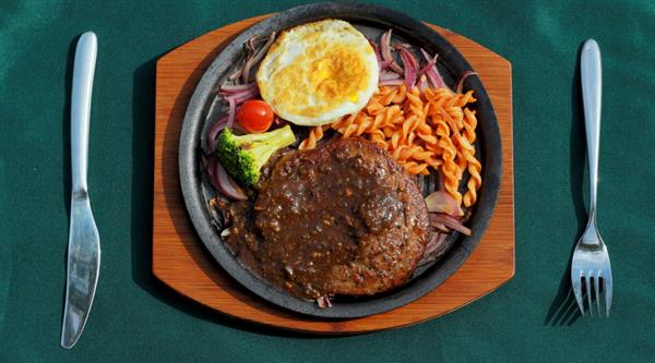 如何做出可媲美五星酒店餐廳出品的牛排？青島滿天星來(lái)教你！