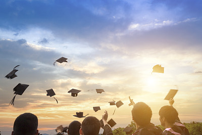 青島市電子信息技術(shù)學(xué)校畢業(yè)頒發(fā)什么證書？